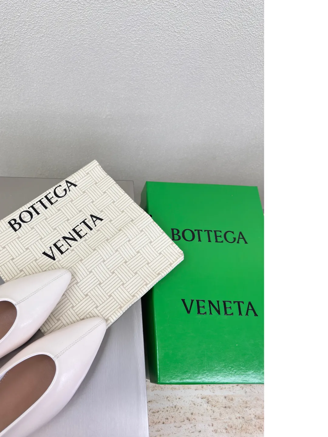 👟👟Ex-factory price 640👟👟 BV women's Sofia ballet shoes leather ballet shoes silver family elements woven series high version small round toe essential for commuting BV early autumn series are so beautiful💯 The use of elegant materials in shoes is intellectual, elegant and capable, full of high-end sense✅The design is beautiful~~ The fabric is made of original consistent lambskin and the shaping technology pursues the perfection of the internal process✅ Heel The foot pads are made of lambskin, never sloppy 🆚Original💯 Outsole technology Brand classic The new season uses Italian genuine leather outsole with clear dyeing technology and rubber square technology 💯 Comfortable and high-end flat design makes travel more comfortable and confident 35 36 37 38 39 40 41 42 (40 41 42 customized code number) Equipped with original packaging Hot glue process logo cloth bag